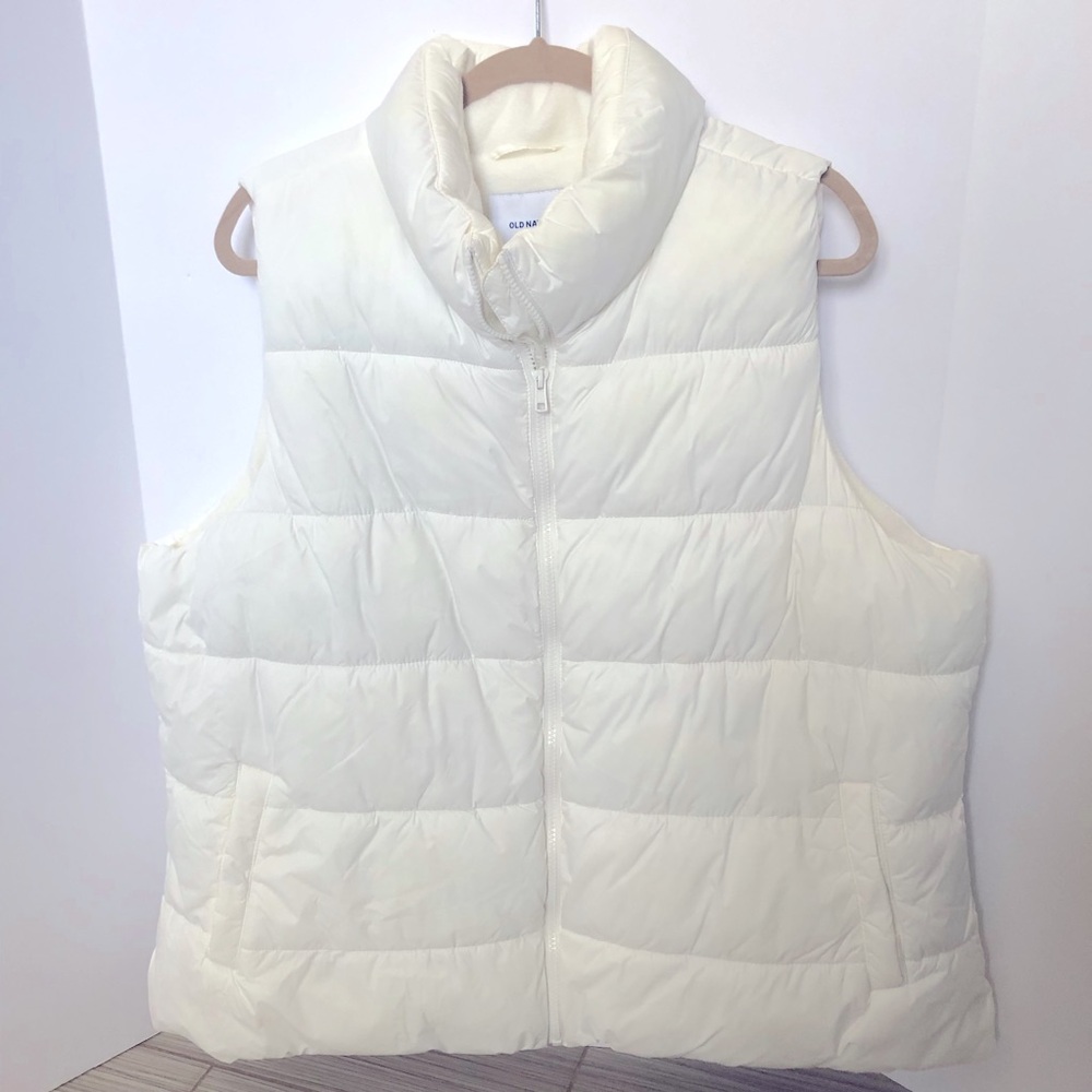 Old Navy women’s white puff vest